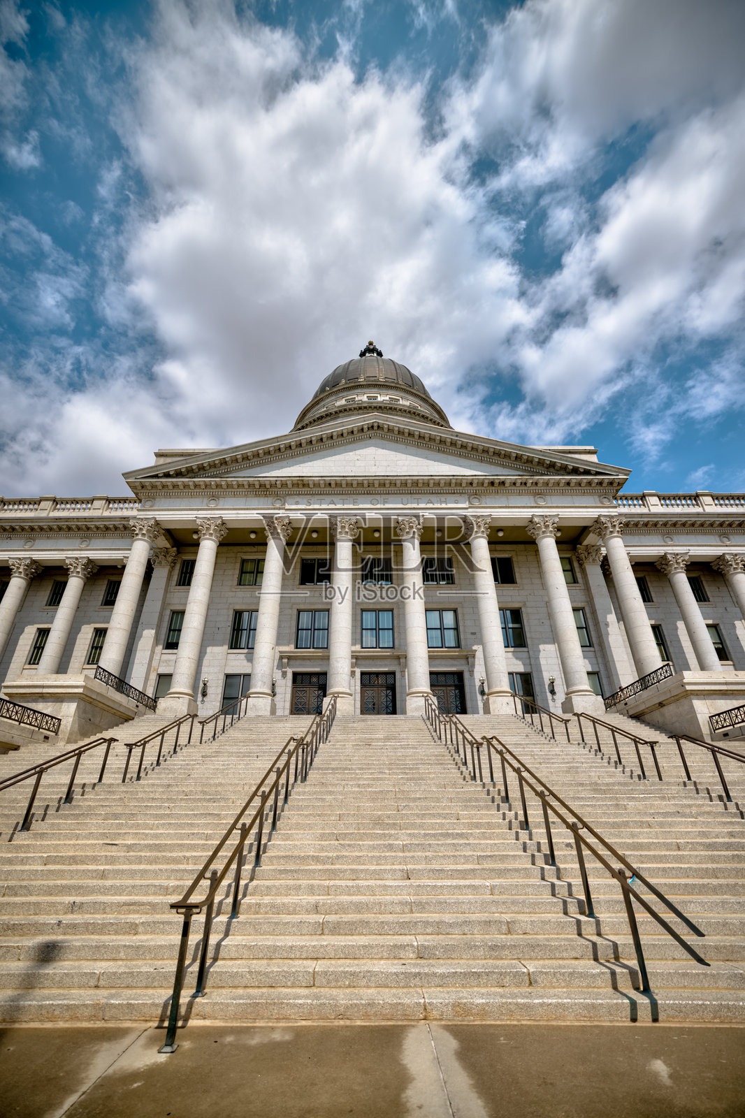 犹他州盐湖城州议会大厦及其周边在夏末时节的景象照片摄影图片