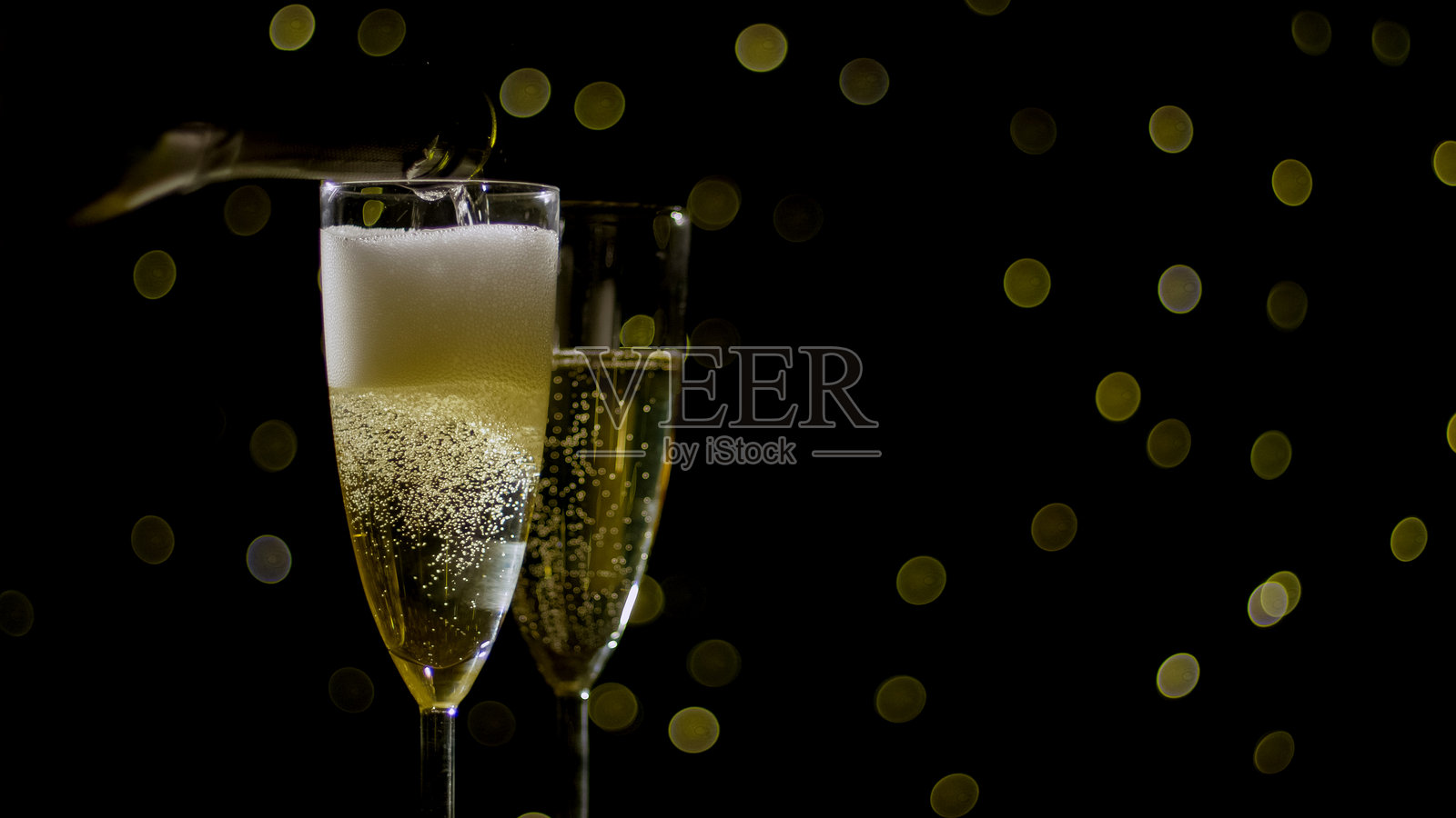 闪闪发光的饮品和灯光照片摄影图片