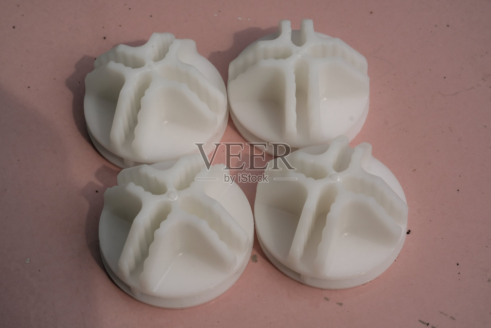 四个圆形塑料面板连接器。照片摄影图片