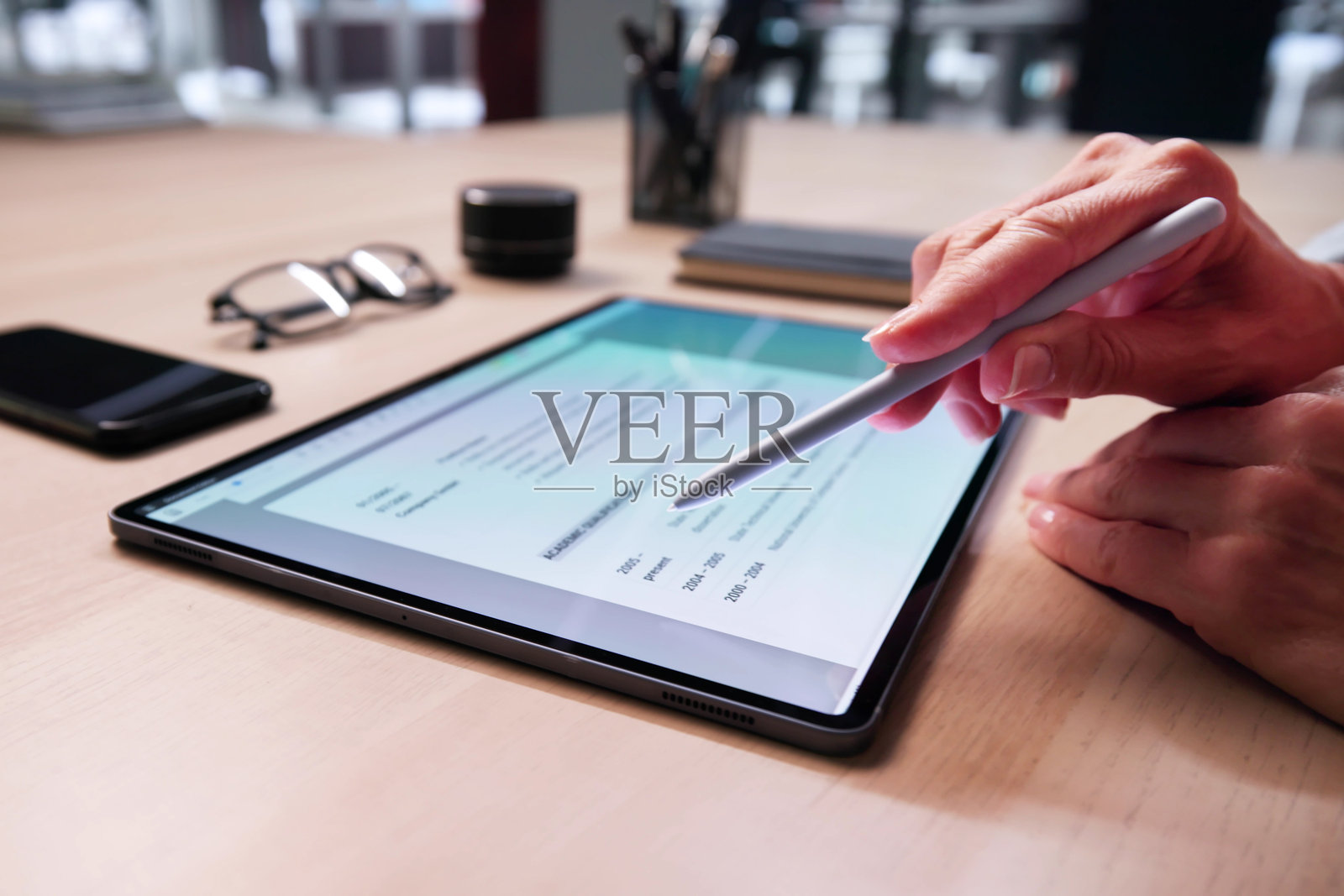 特许会计师使用在线电子发票照片摄影图片