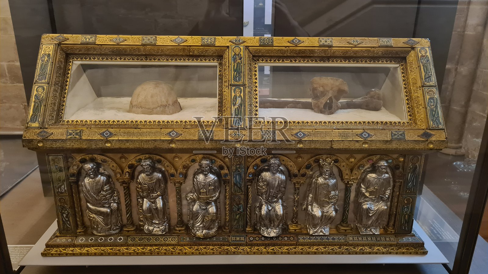 圣伯纳德和圣马拉基的金制圣骨盒遗物（特鲁瓦大教堂宝藏，法国香槟）照片摄影图片