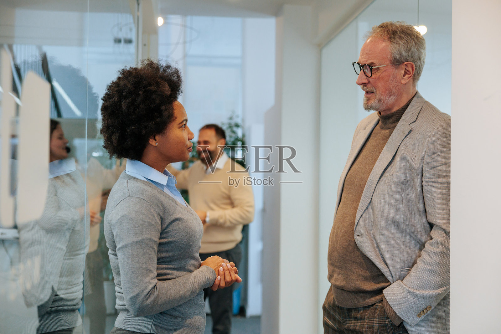 同事们在走廊里交谈照片摄影图片