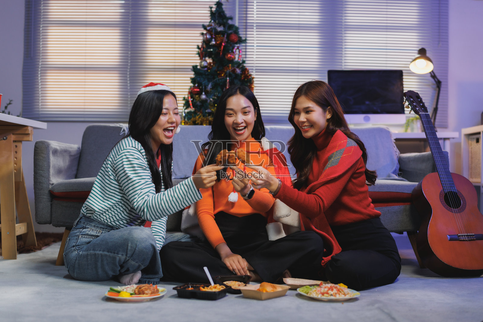 朋友们在圣诞节庆祝活动中在家分享食物照片摄影图片
