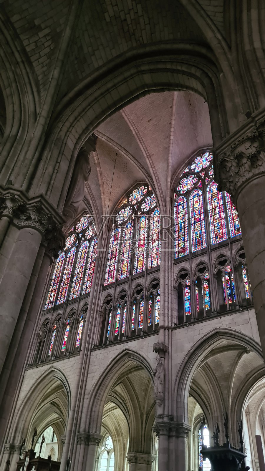 特鲁瓦大教堂中殿彩色玻璃窗的美丽视角照片摄影图片