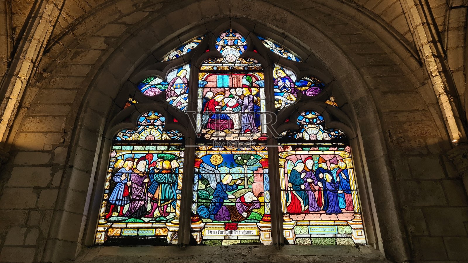 特鲁瓦马德莲教堂（法国香槟）宏伟的彩色玻璃窗照片摄影图片