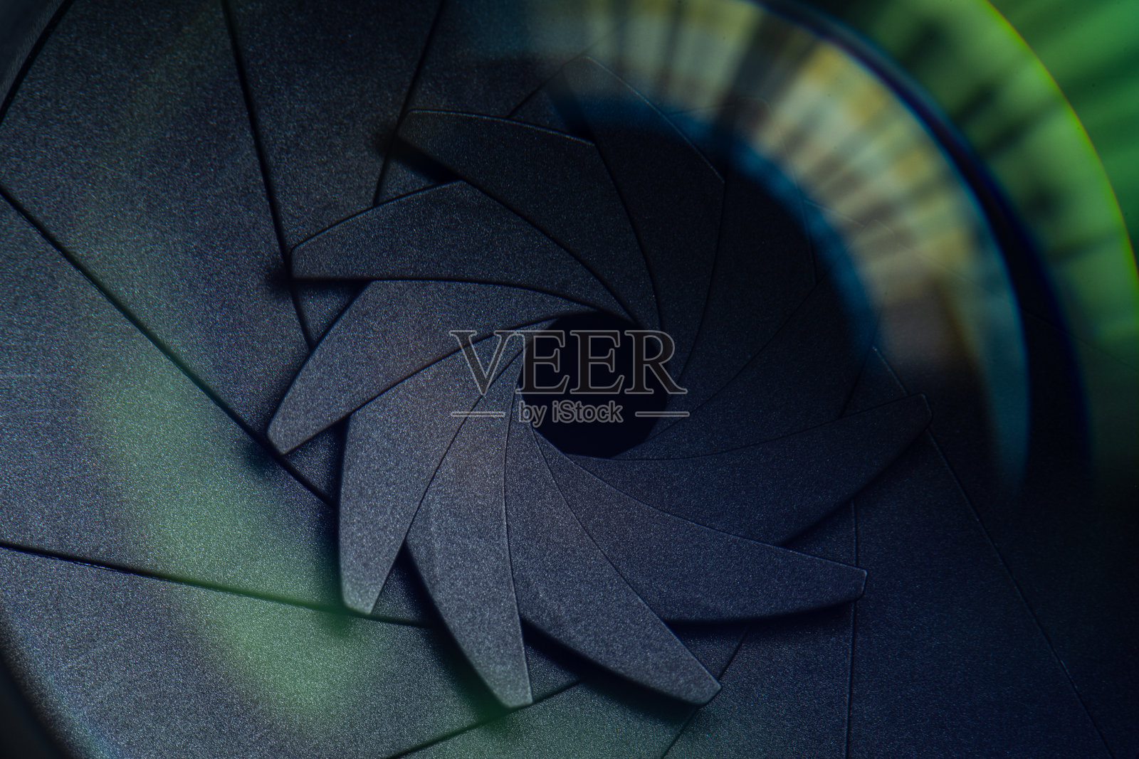 特写微距摄像机镜头，白色背景下的照相机或摄像机镜头特写，物镜，摄影师摄像师工作的概念，寻找摄影师和记者。专业摄像机镜头的微距。照片摄影图片