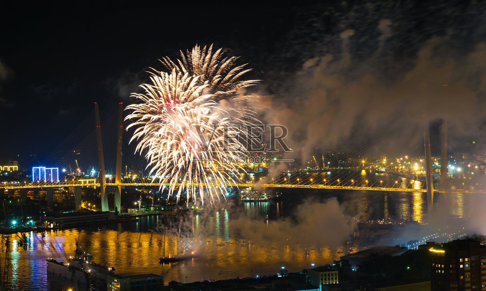 俄罗斯符拉迪沃斯托克国际烟花节。照片摄影图片