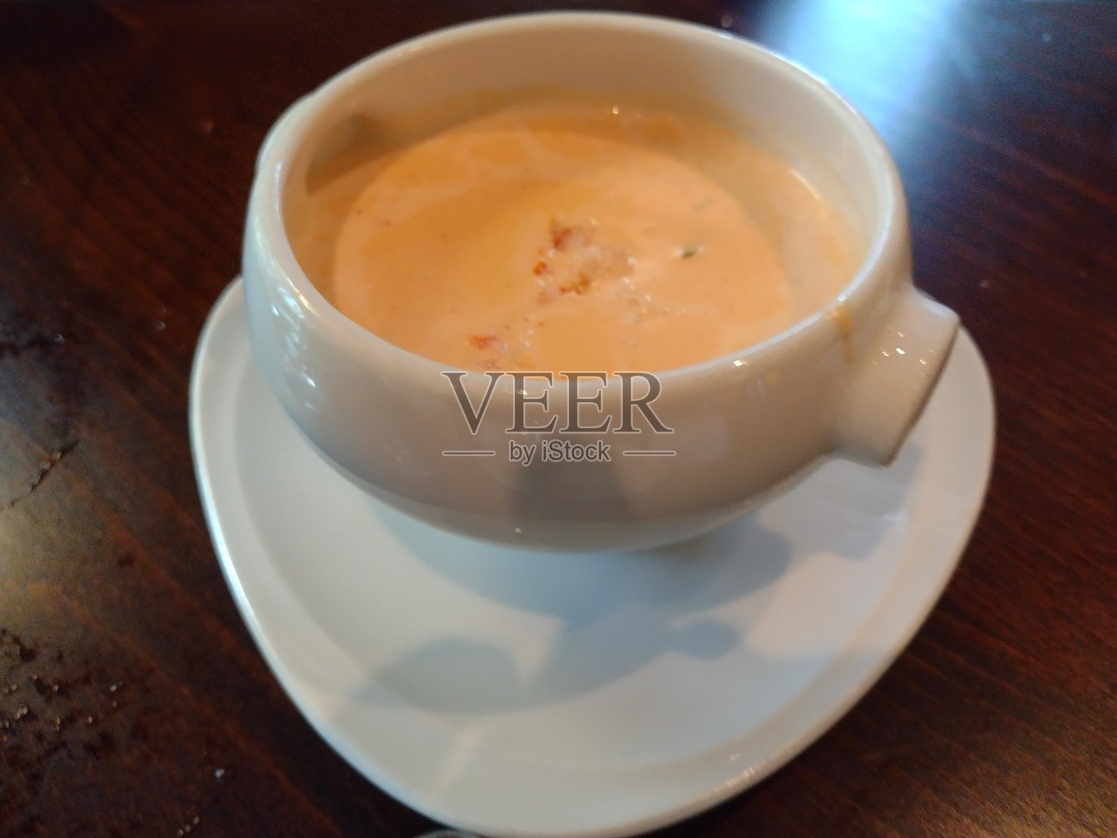 白碗龙虾浓汤照片摄影图片