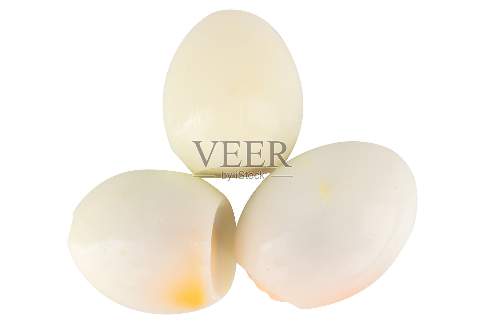 白色背景上的煮鸡蛋对半切照片摄影图片