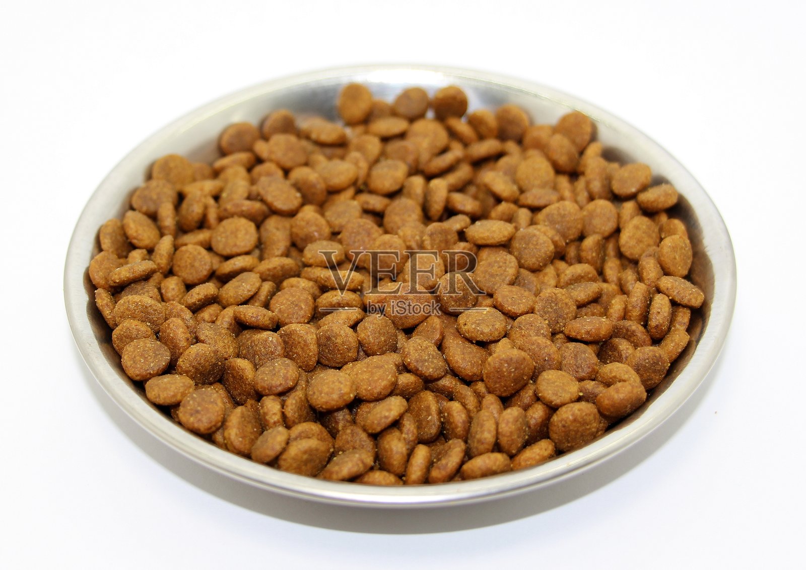 白色背景下金属碗里的猫狗干粮，营养均衡。照片摄影图片