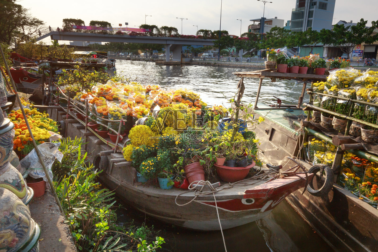 农历新年期间，运河上的漂浮花市照片摄影图片