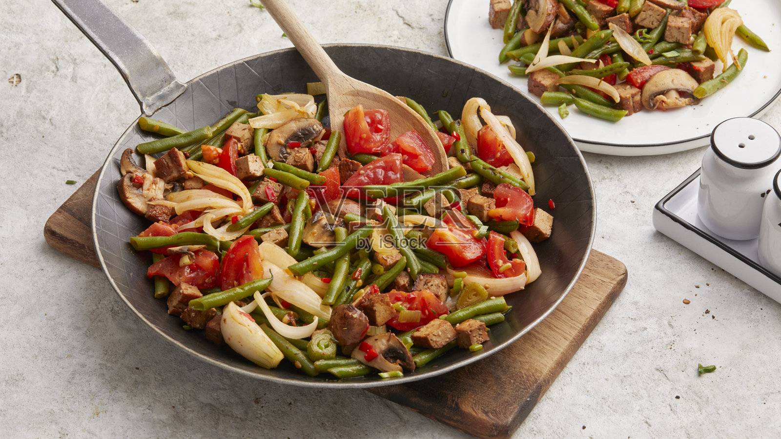 豆腐豆子和蘑菇煎锅照片摄影图片