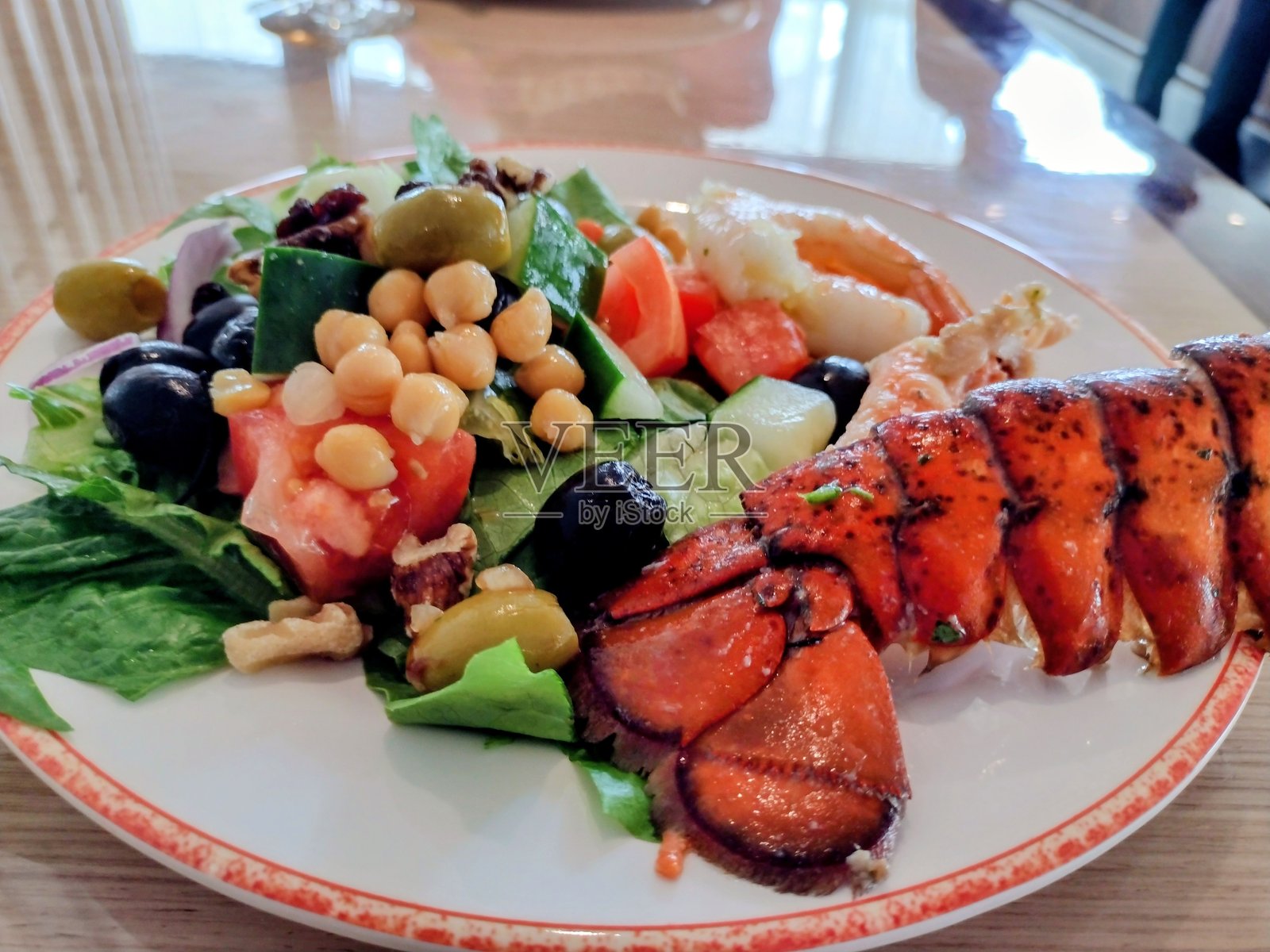 龙虾尾和沙拉照片摄影图片