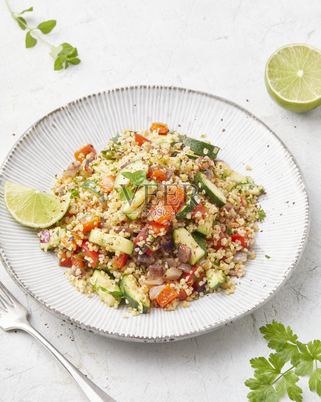 布格麦饭配蔬菜和漆树粉照片摄影图片