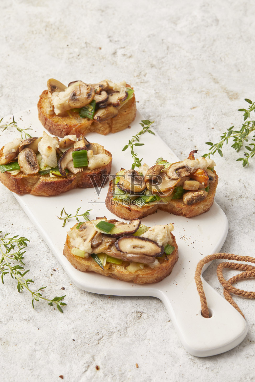 烤面包片配蘑菇和纯素马苏里拉奶酪照片摄影图片