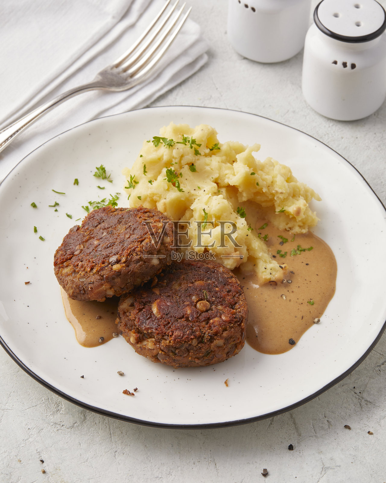 扁豆肉饼配土豆泥照片摄影图片