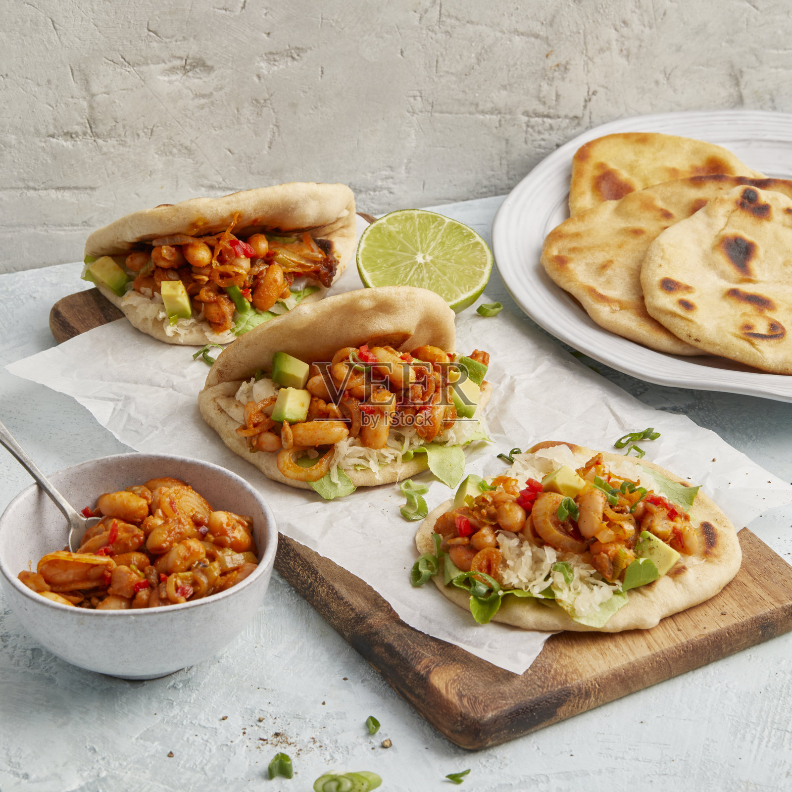 香煎玉米饼，内填豆类和牛油果照片摄影图片