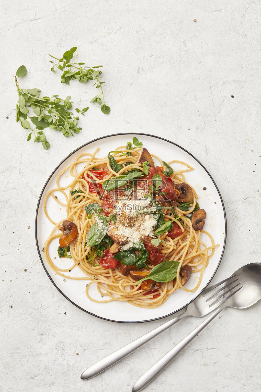 意大利面配蘑菇和菠菜照片摄影图片