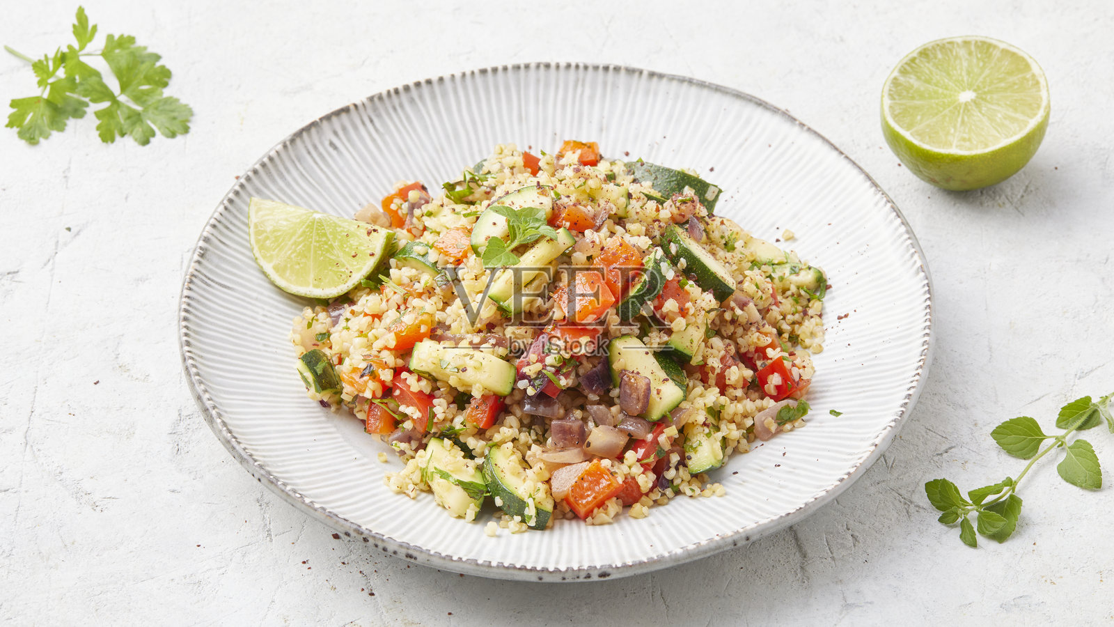 带有漆树果粉的蔬菜抓饭照片摄影图片