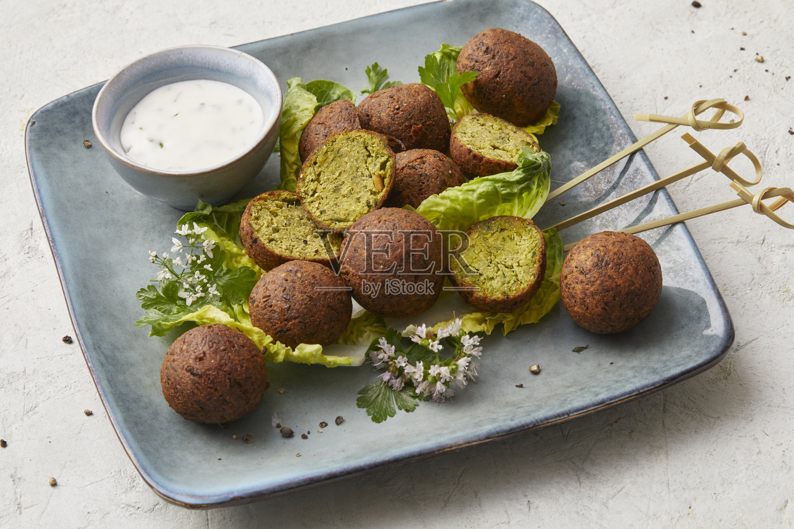 炸豆丸子配薄荷酱照片摄影图片