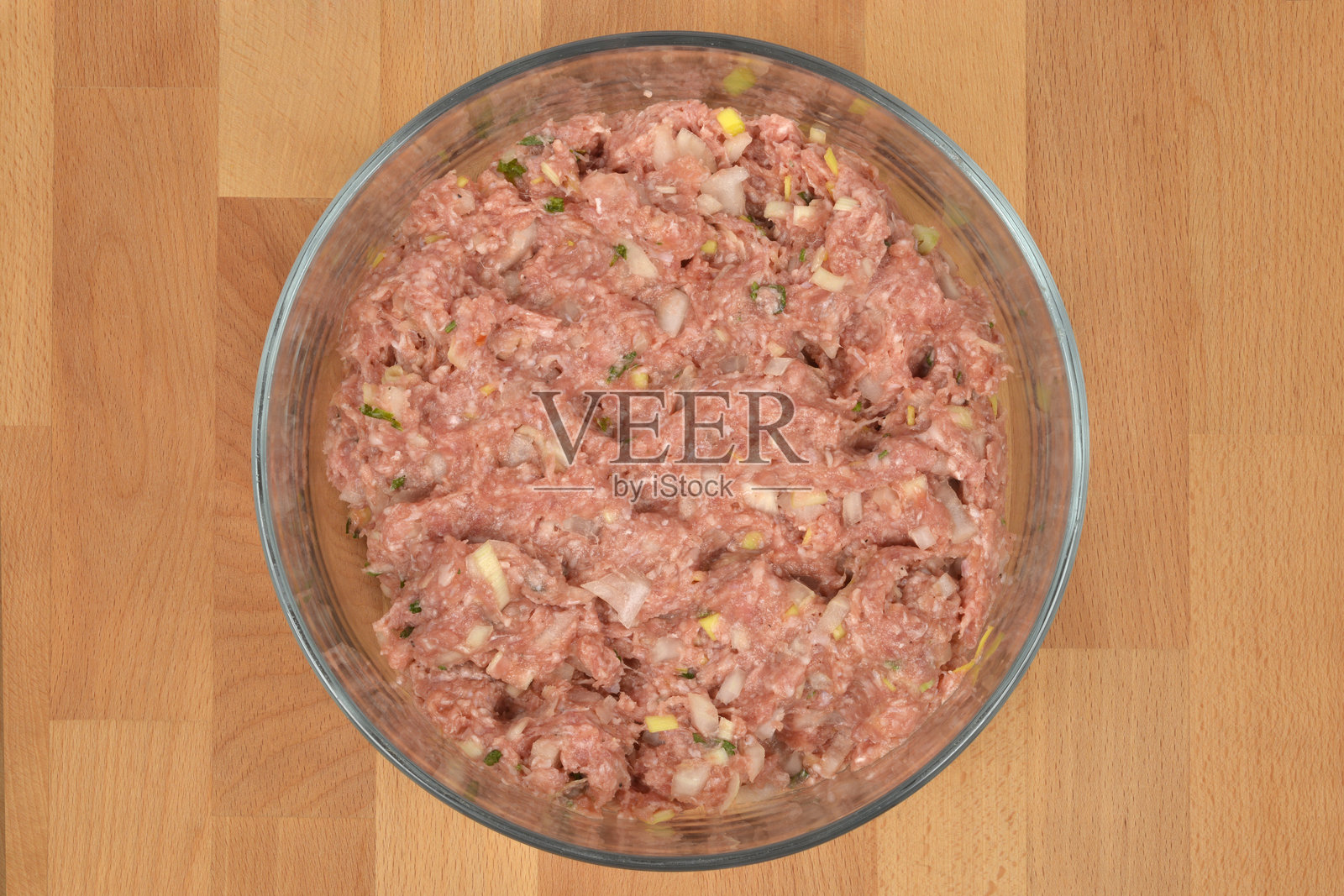 混合了洋葱和香料的生猪肉和牛肉馅照片摄影图片
