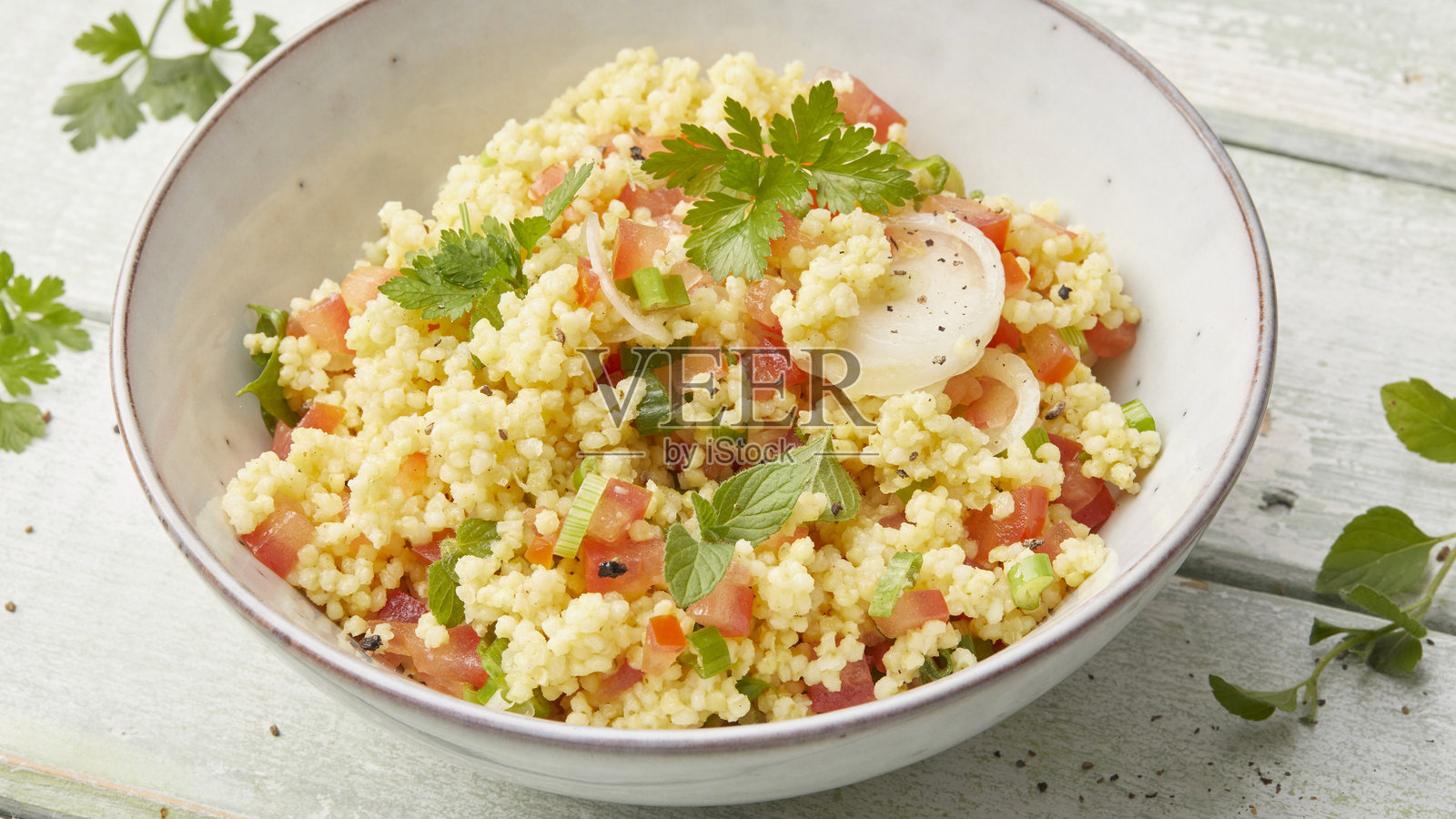 小米沙拉配番茄和香草照片摄影图片