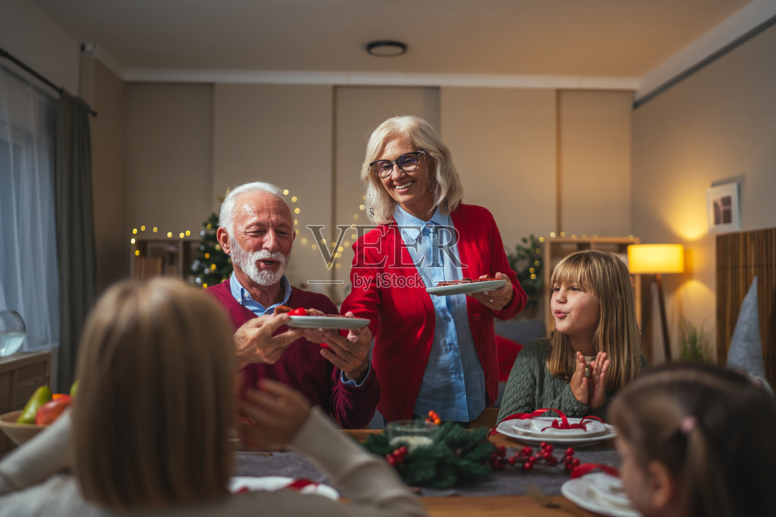 祖父母和孩子们在家一起庆祝圣诞晚餐照片摄影图片