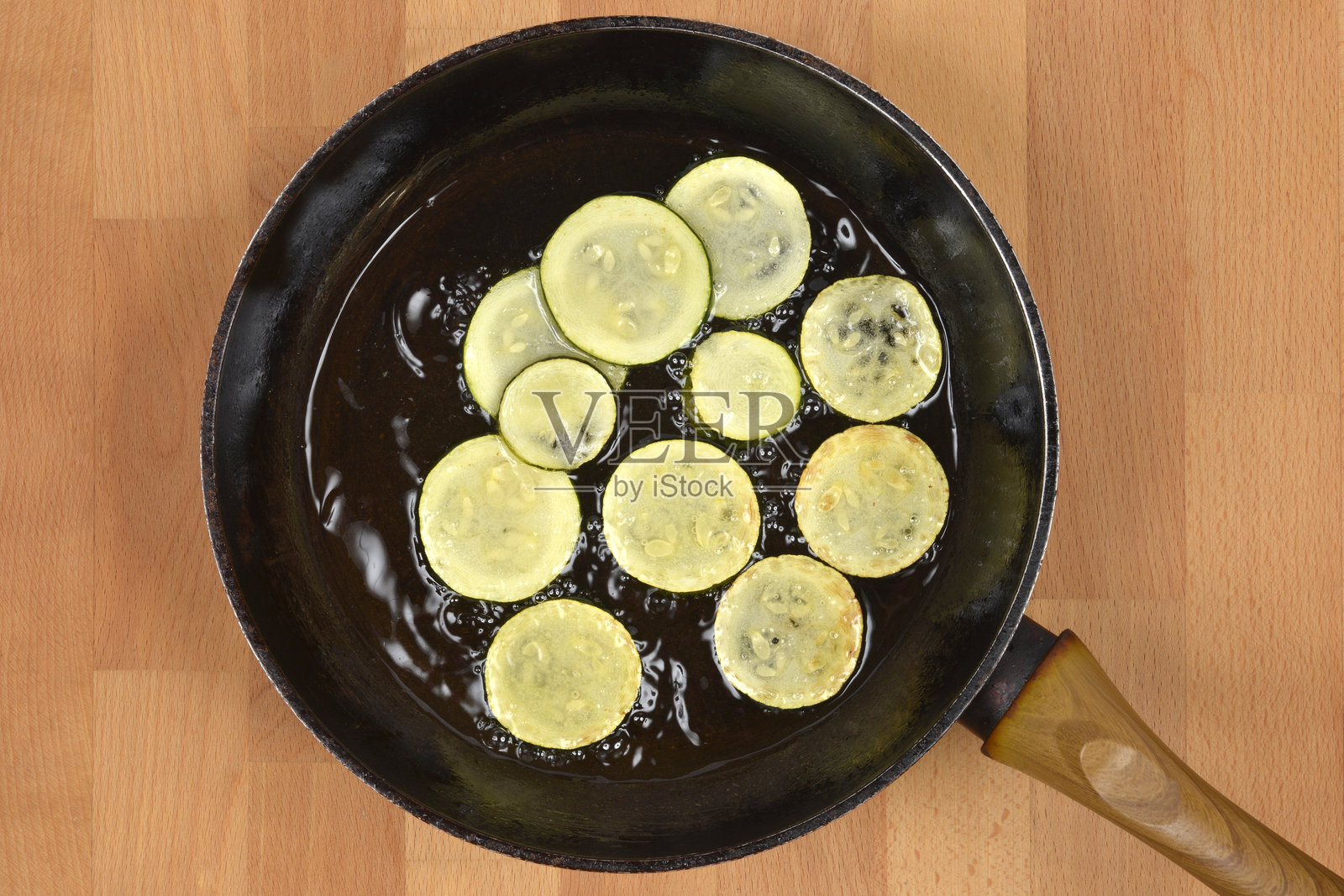 锅里煎着的西葫芦片照片摄影图片
