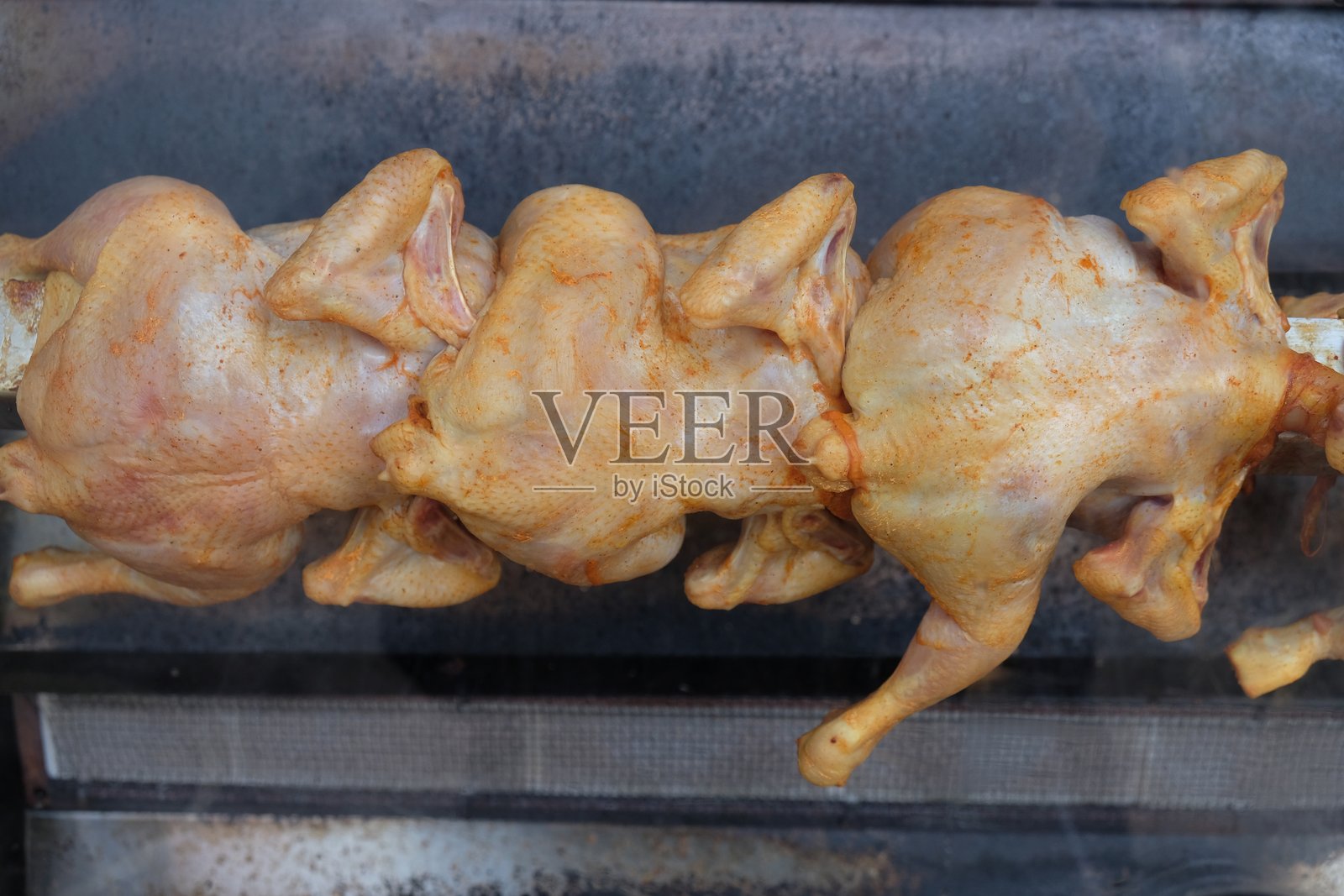 烤箱里的整只烤鸡。烤鸡的制作过程。照片摄影图片