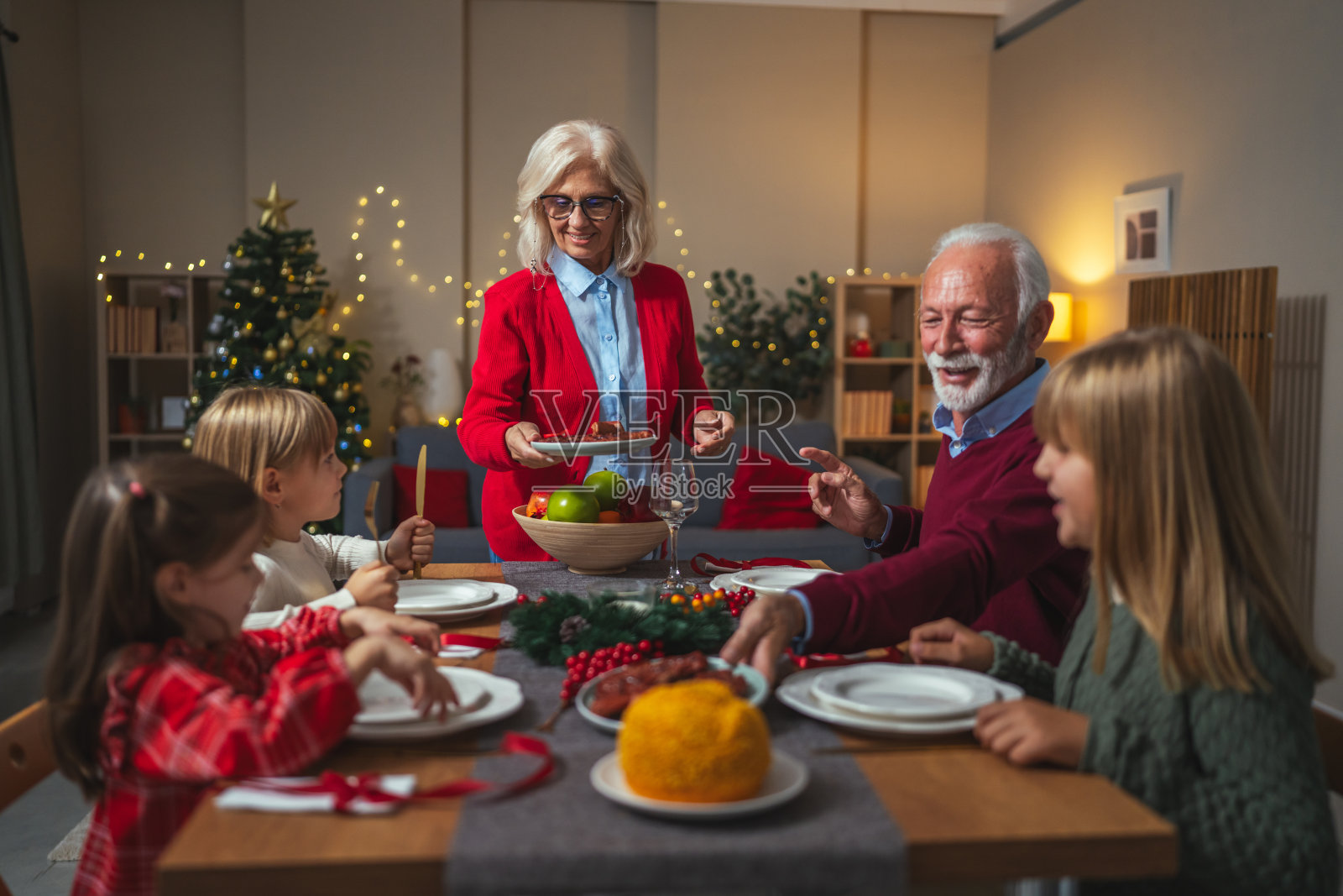 一家人其乐融融地在家共进圣诞晚餐照片摄影图片
