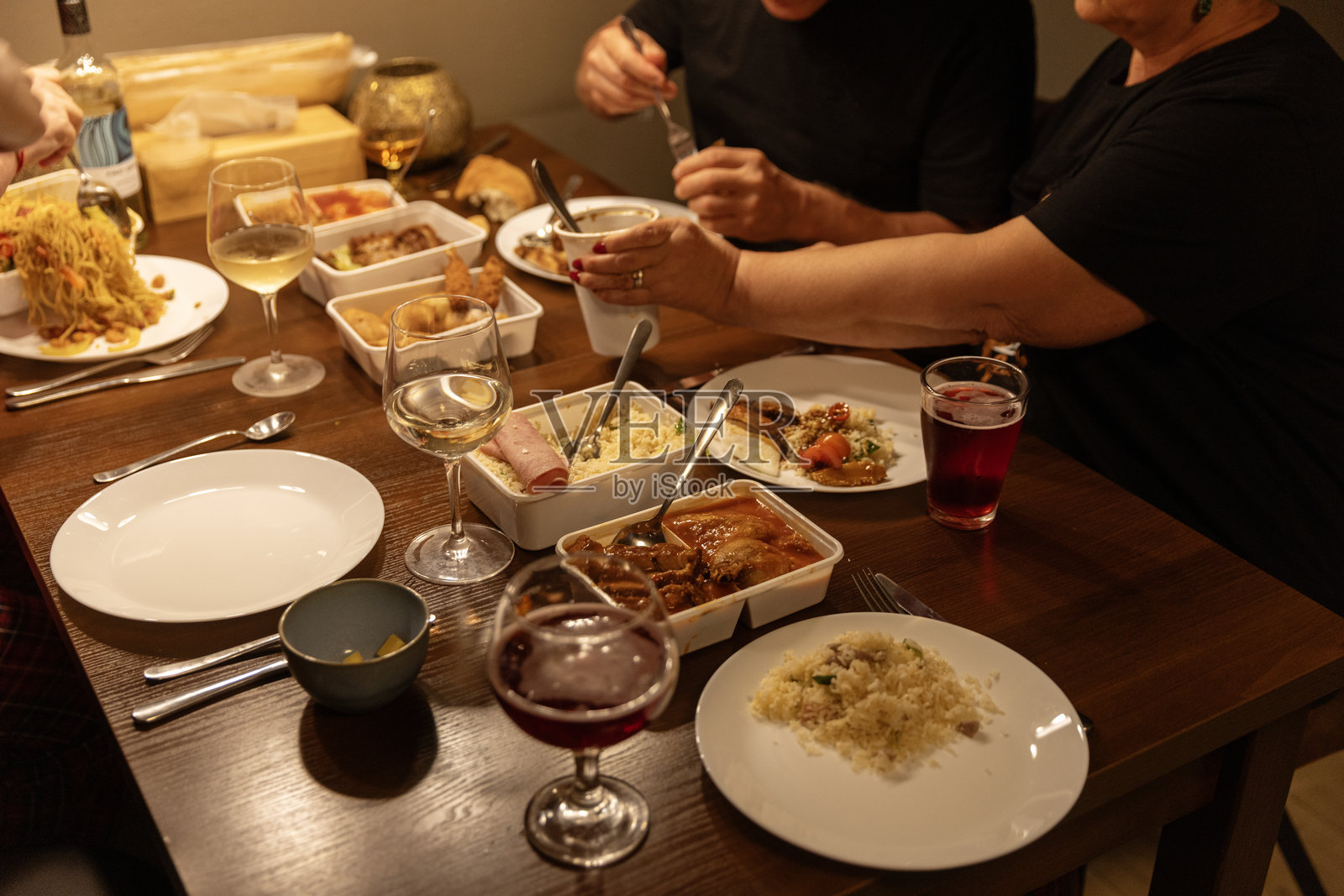 在家吃外卖中餐照片摄影图片