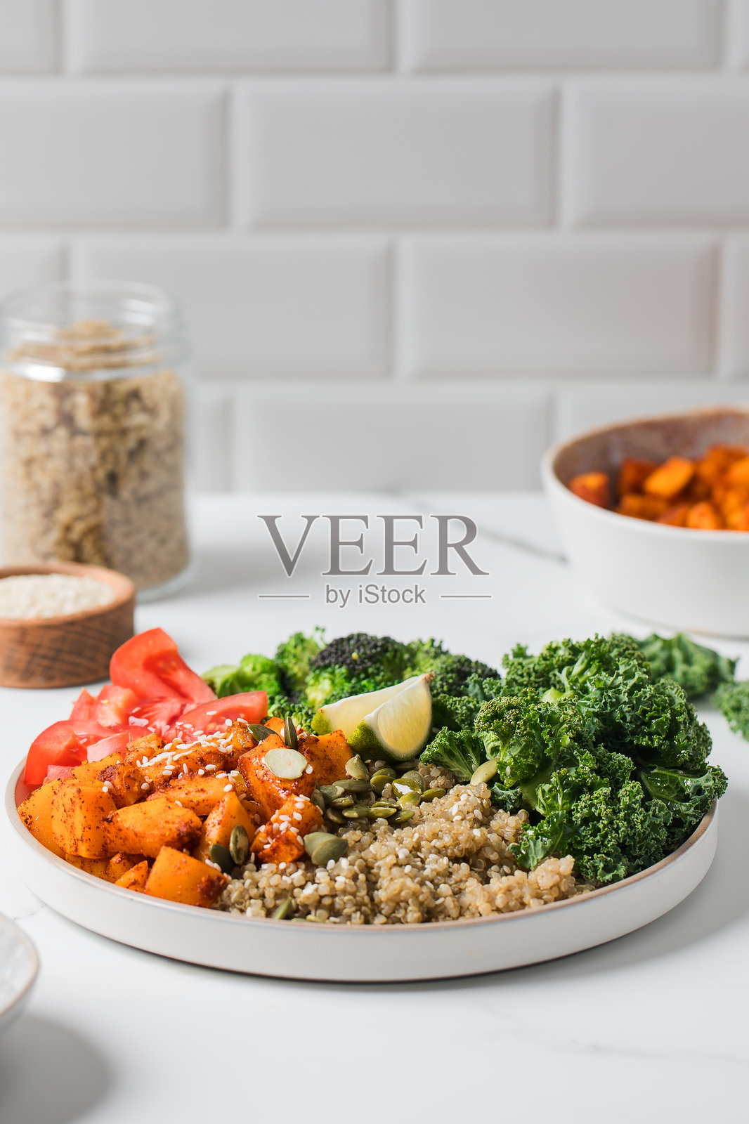 健康素食佛陀碗，配藜麦、南瓜和时令蔬菜。蔬菜食谱。照片摄影图片