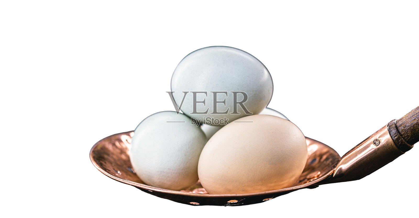 巴西散养鸡蛋，孤立的白色背景，来自米纳斯吉拉斯州的天然散养鸡蛋照片摄影图片