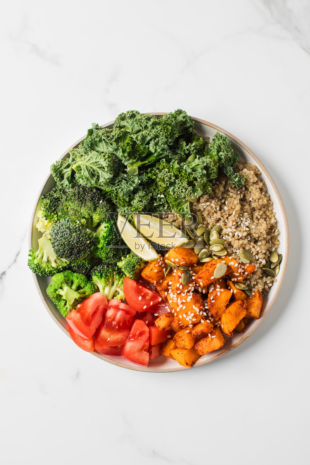 健康的纯素佛陀碗，配以藜麦、南瓜和时令蔬菜。蔬菜食谱。照片摄影图片