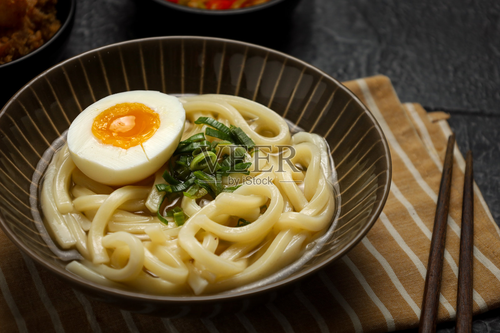 日式乌冬面，以鲣鱼高汤为底。日式乌冬面，以鲣鱼高汤为底。照片摄影图片