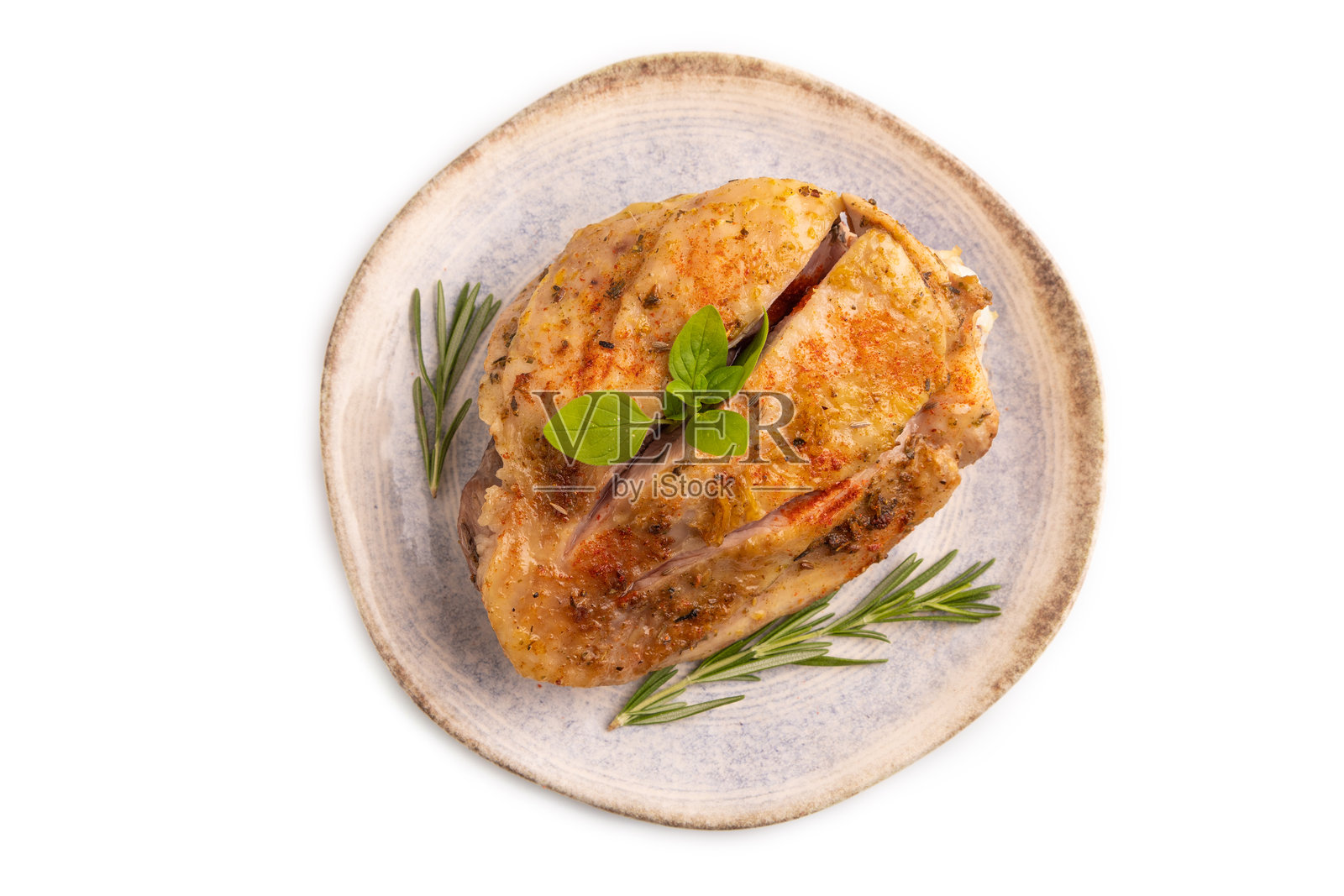 白色背景下盘子里的香料烤火鸡腿，俯视、平铺、特写照片摄影图片