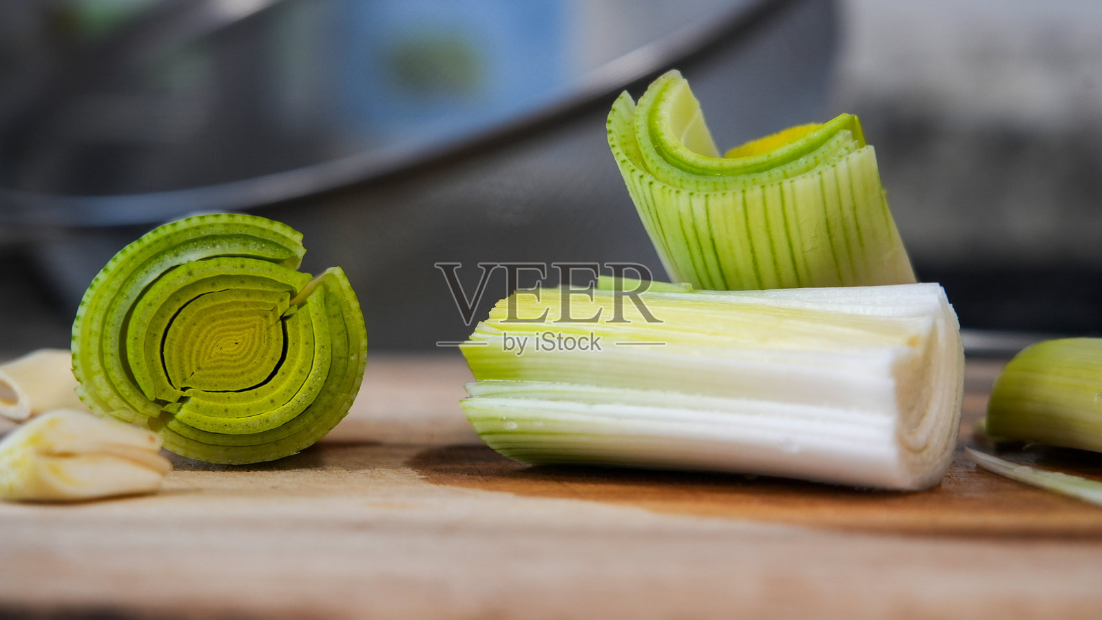 准备在木质砧板上用于烹饪的新鲜韭葱照片摄影图片