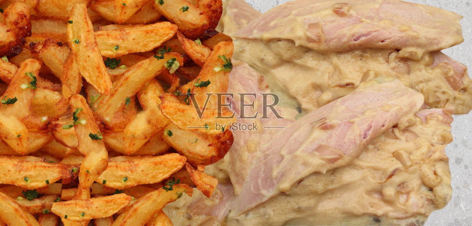 厚切熟火腿配奶油葱酱和炸薯条照片摄影图片