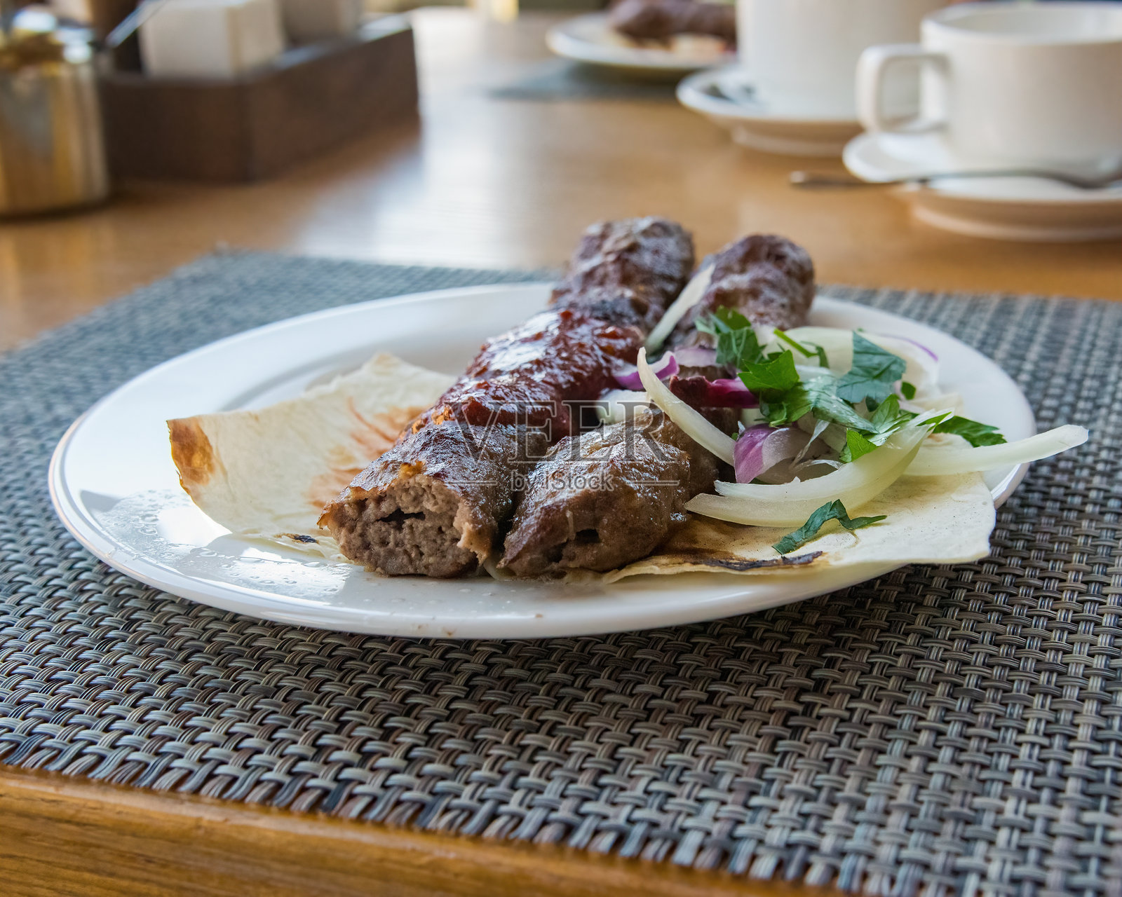 咖啡馆里盘子里的美味卢拉烤肉特写照片摄影图片
