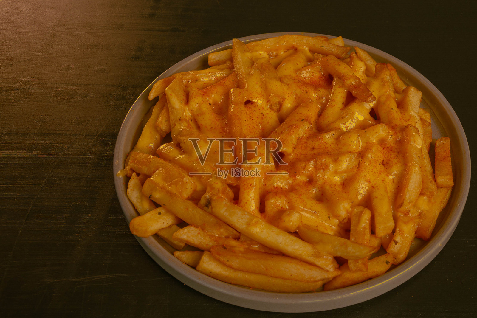 乡村餐桌上的创意美食：炸鸡翅和薯条照片摄影图片