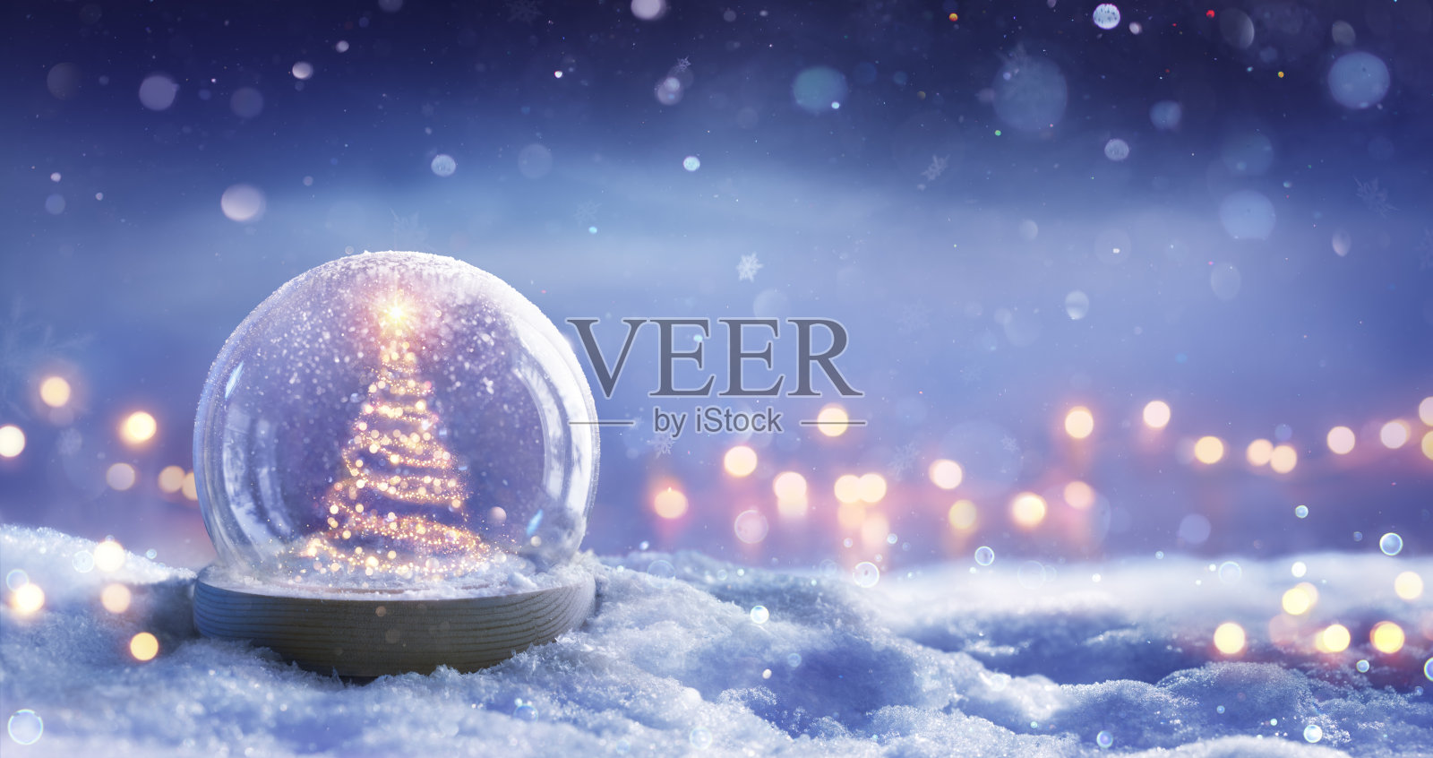 雪球中的圣诞树，背景为雪夜，闪耀星光点缀的冷杉树，冬日背景，节日氛围的虚化光斑。照片摄影图片