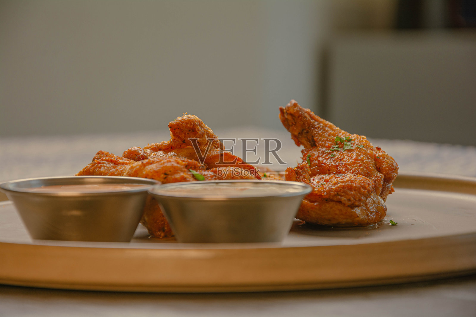 金黄酥脆的布法罗鸡翅和炸薯条侧视图 - image-146照片摄影图片