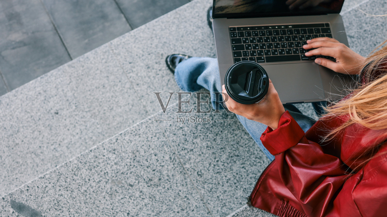 女人在户外使用笔记本电脑喝咖啡照片摄影图片