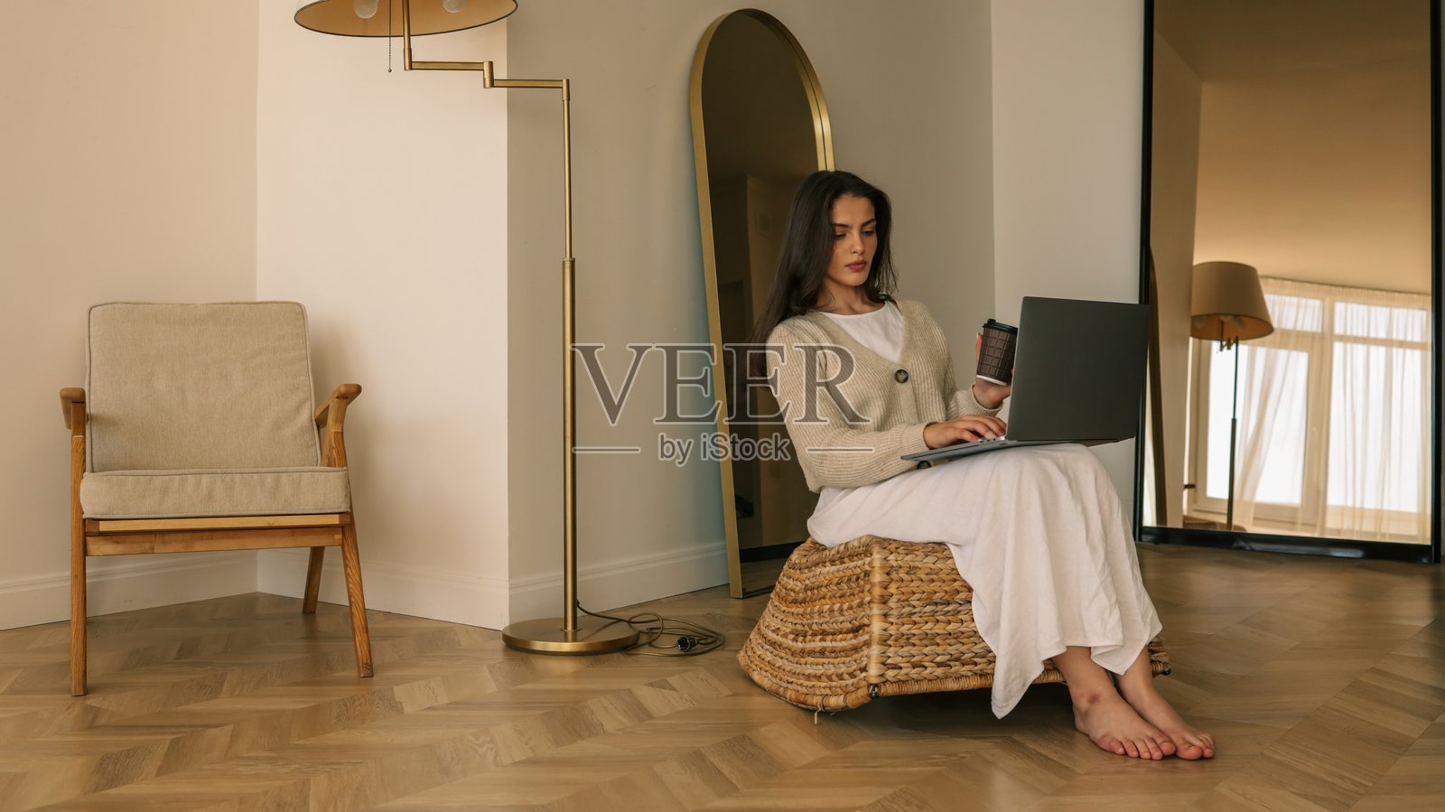 一名女子在家中使用笔记本电脑工作照片摄影图片