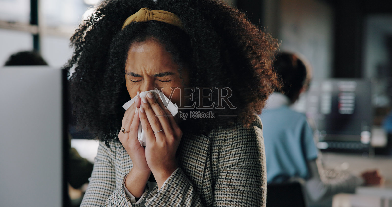 办公室打喷嚏的员工，纸巾，财务分析师，生病，夜晚或加班。擤鼻涕，鼻子，非洲人，过敏，疾病，感冒症状，工作到深夜。照片摄影图片