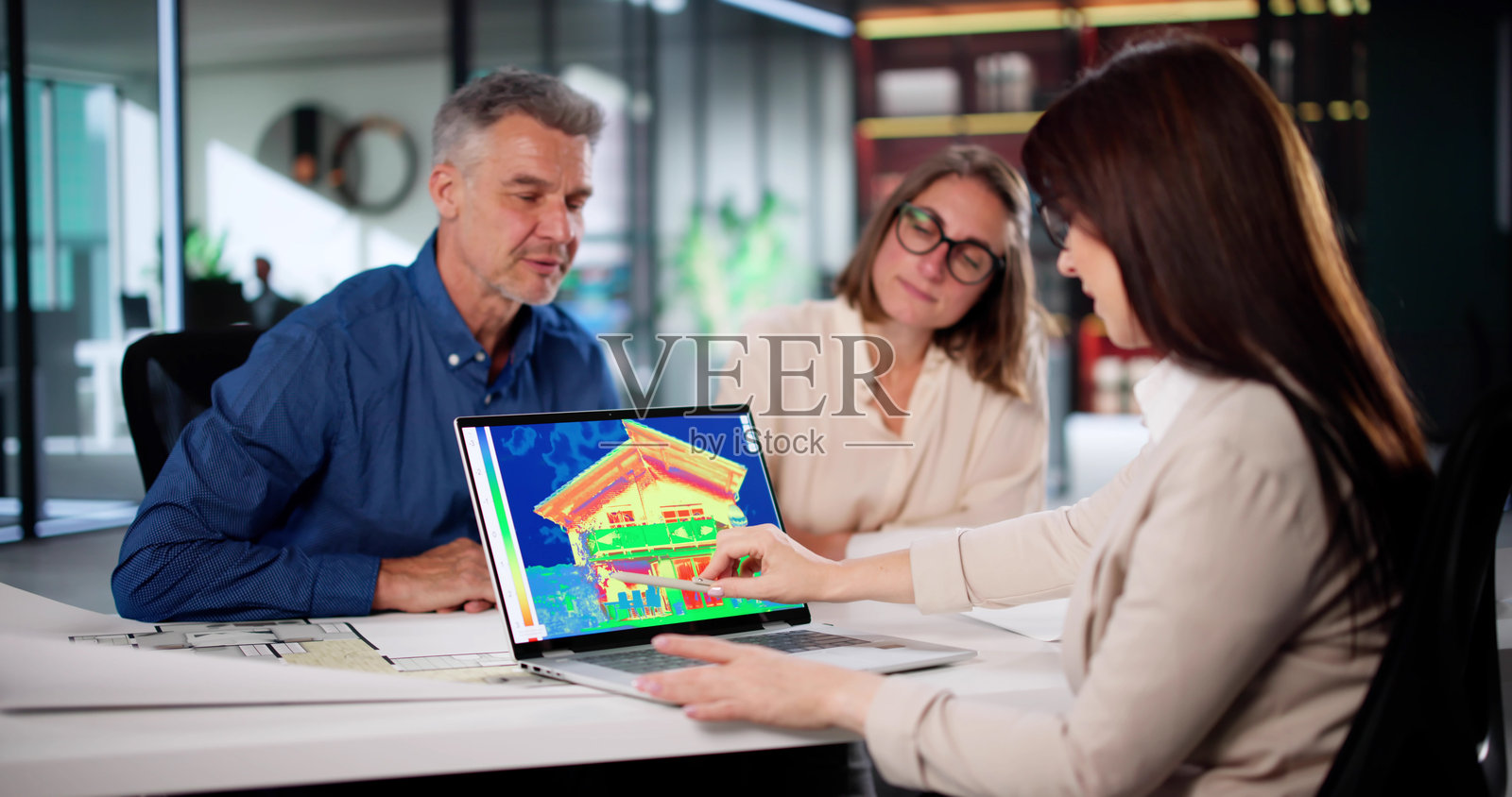 家庭能源检查：老年夫妇房屋的热成像扫描照片摄影图片