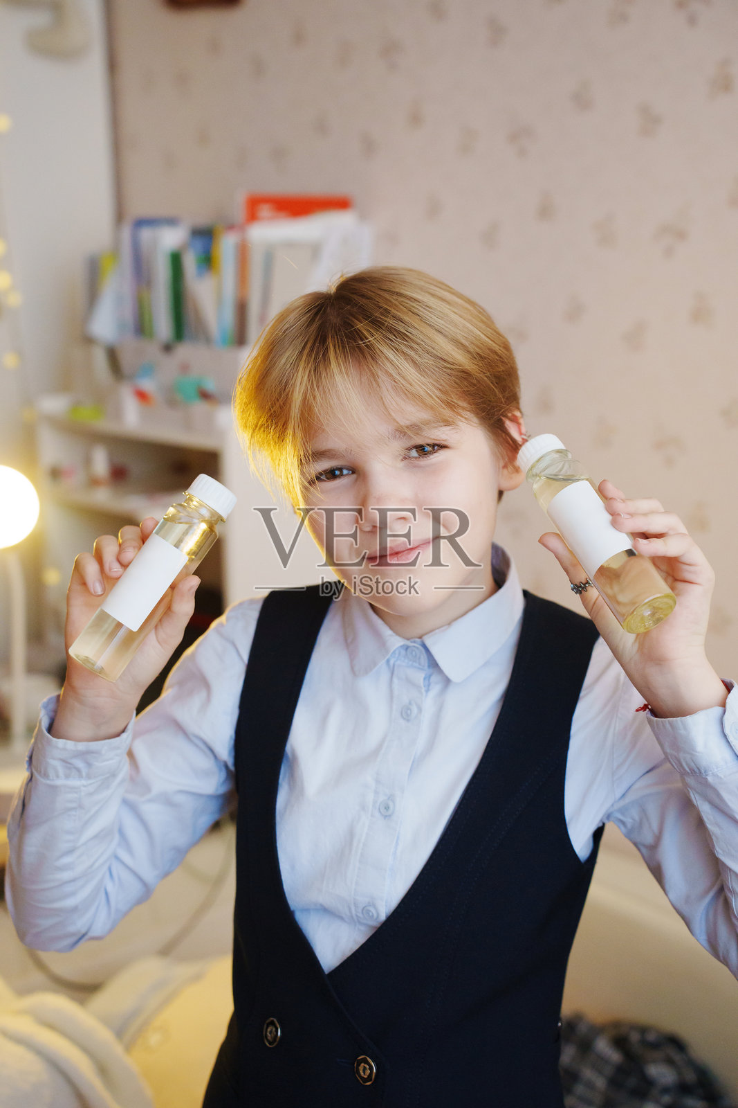 一个孩子在家中舒适的环境里拿着香薰精油照片摄影图片