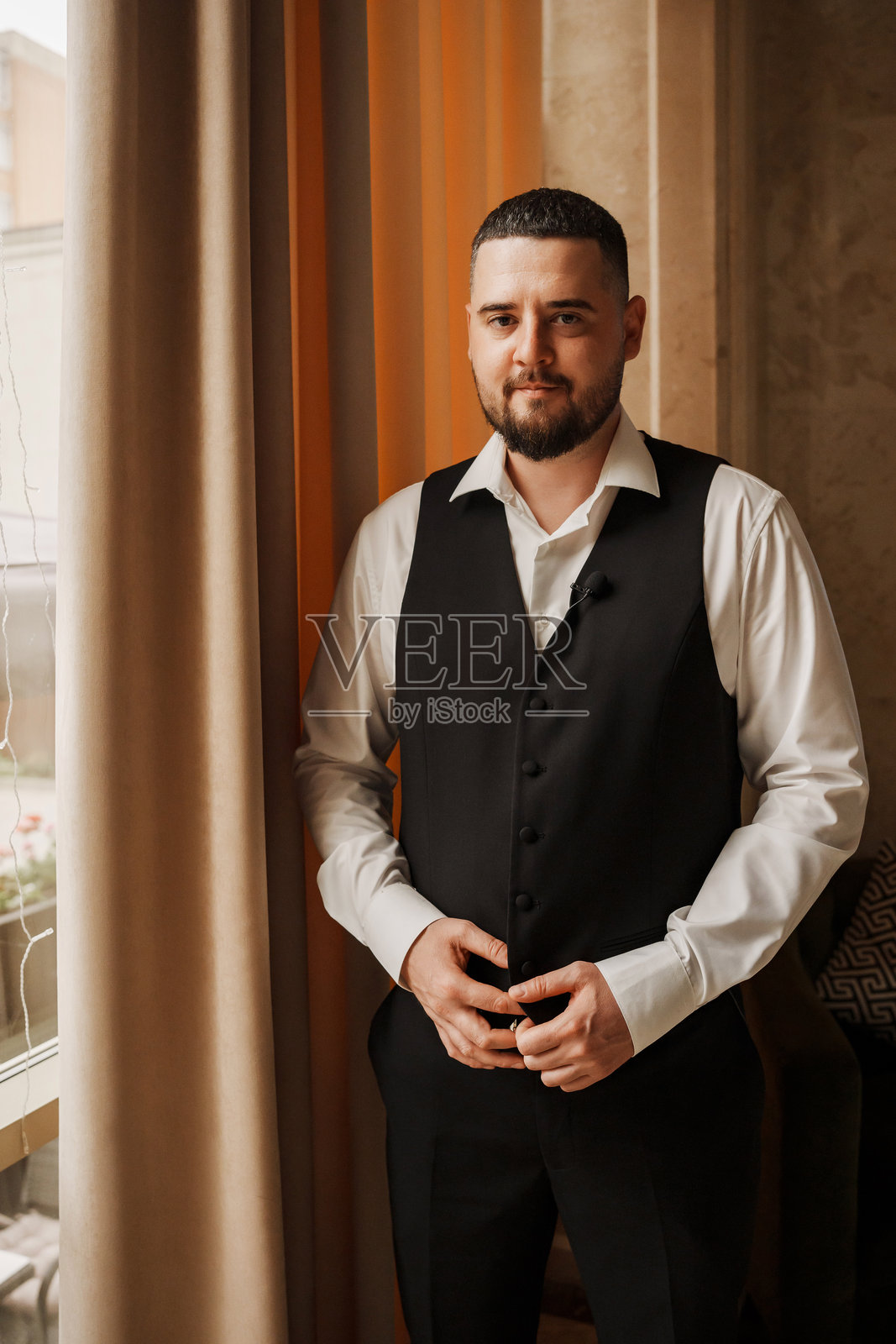 身穿背心和白衬衫的年轻男子照片摄影图片