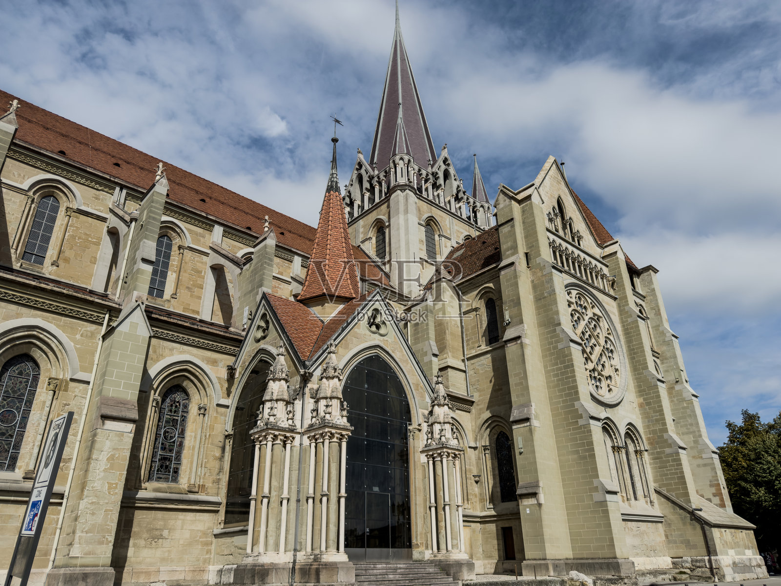 带尖塔和一扇大窗户的大教堂照片摄影图片