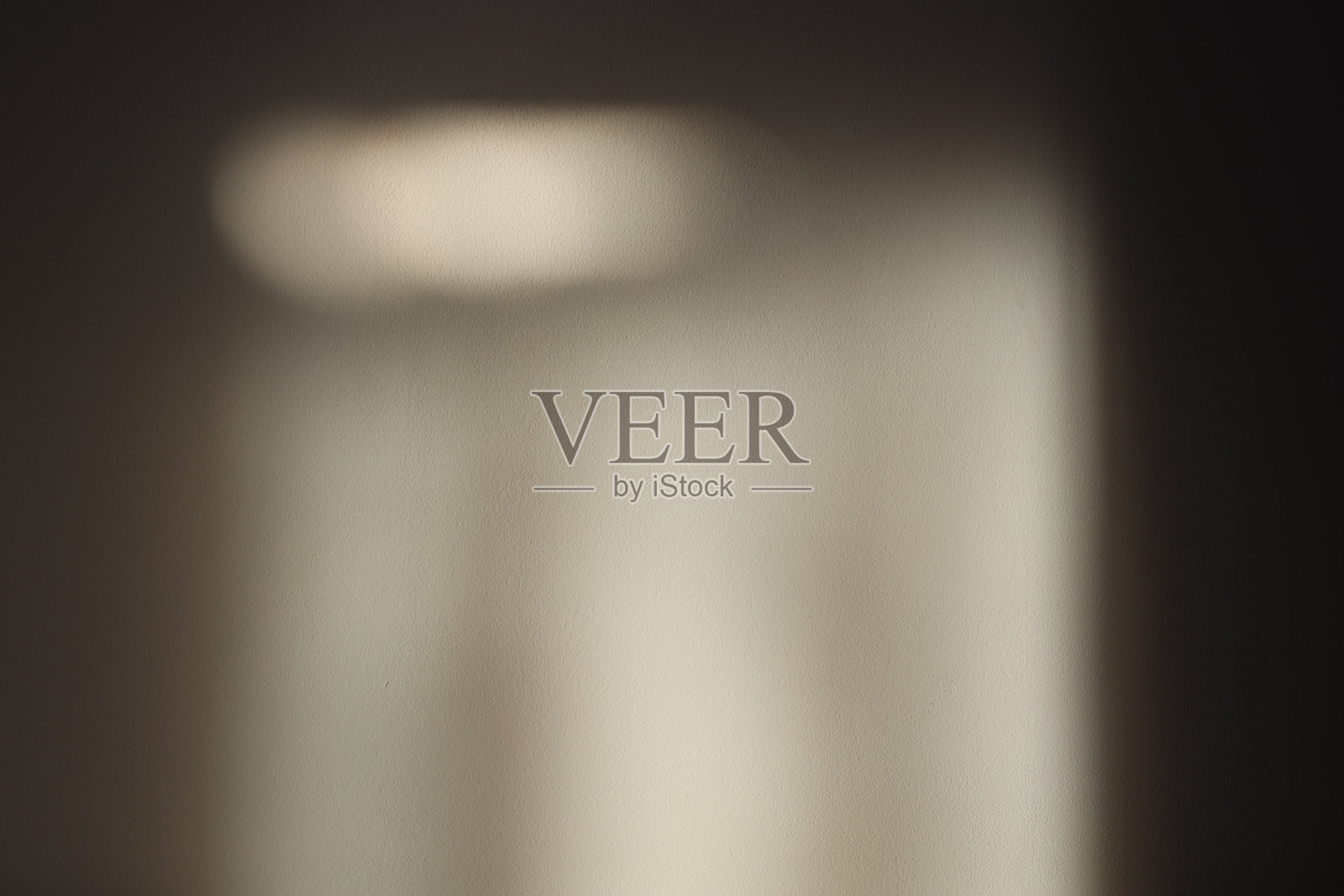 柔焦灰色颗粒纹理黑白折射墙。光影烟雾抽象留白背景。照片摄影图片